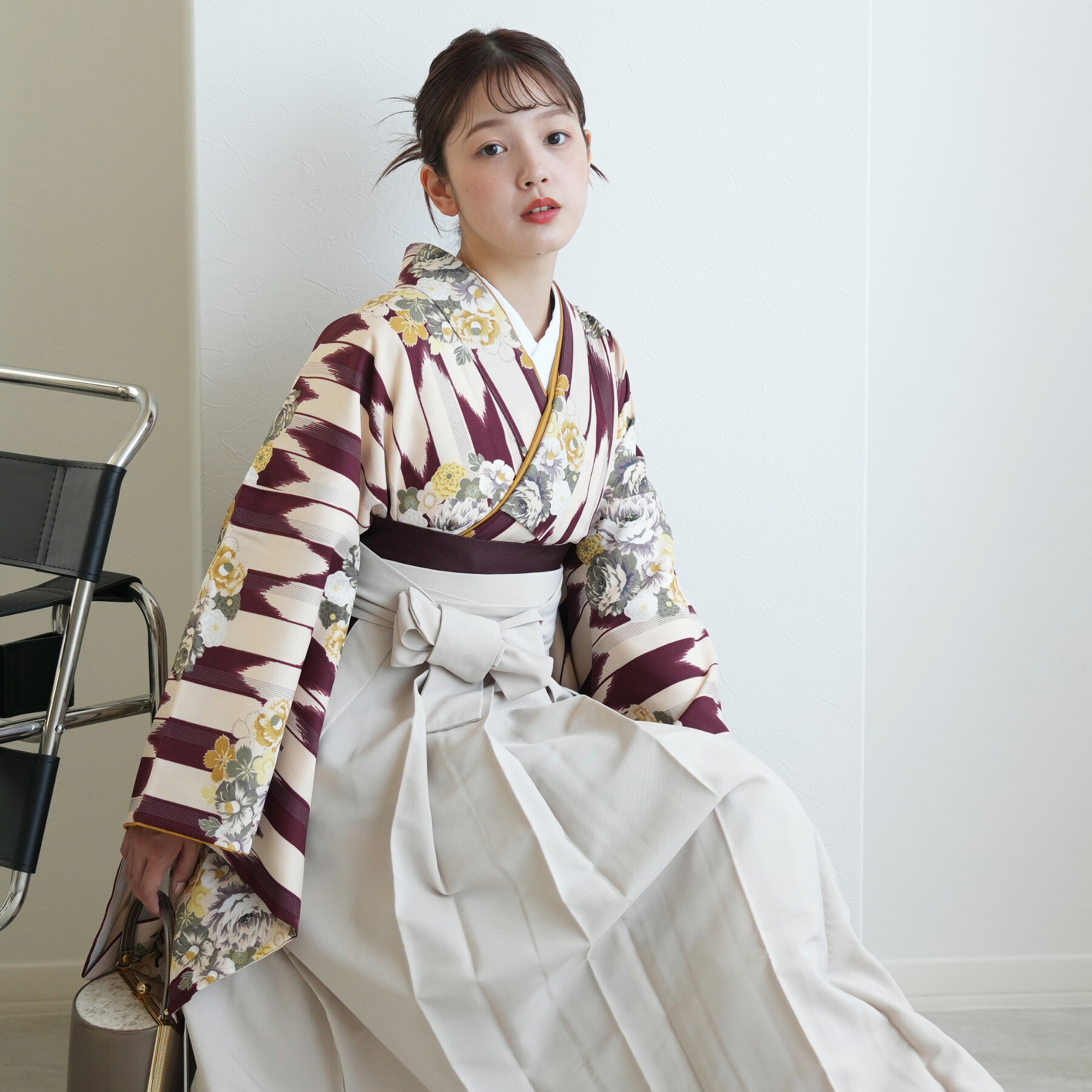 【レンタル】【ニコアンティーク 袴 17点セット　レトロボルドー矢羽根と花】二尺袖着物 はかま フルセット 卒業式 大学生 専門学生 レディース 女性 袴91cm（身長153-158cm）ブーツ着用時165cmまで適応 足袋プレゼント 重ね衿縫い付済 往復送料無料｜utatane