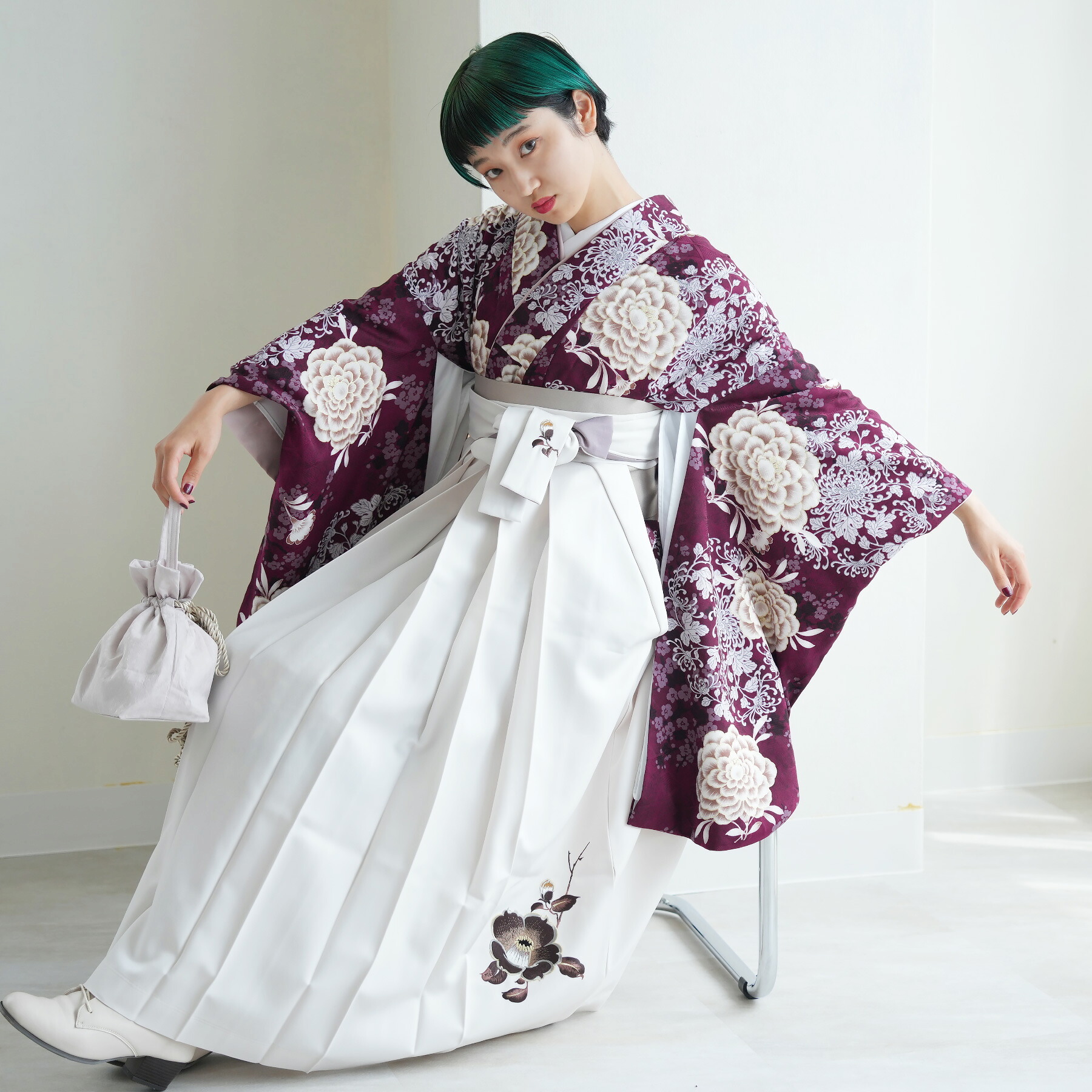 【レンタル】【そしてゆめ 袴 17点セット 日本製　ボルドーに広がる菊】二尺袖着物 はかま フルセット 卒業式 大学生 専門学生 レディース 女性 袴91cm（身長153-158cm）ブーツ着用時165cmまで適応 足袋プレゼント 往復送料無料｜utatane