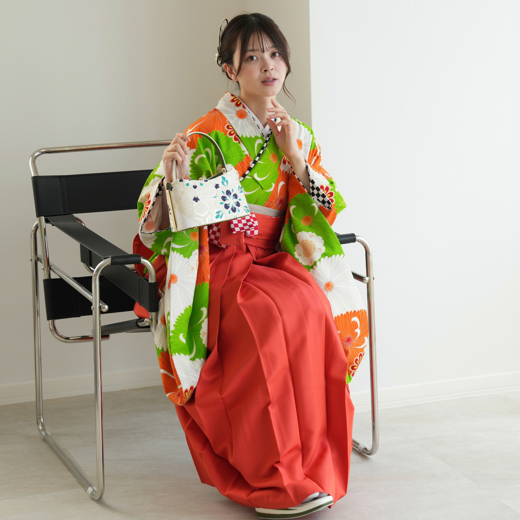 【レンタル】【JAPANSTYLE×中村里砂 袴 17点セット 日本製 オレンジとグリーンの菊】二尺袖着物 はかま フルセット 卒業式 大学生 専門学生 レディース 女性 袴91-99cm（身長153-170cm）足袋プレゼント 重ね衿縫い付済 往復送料無料