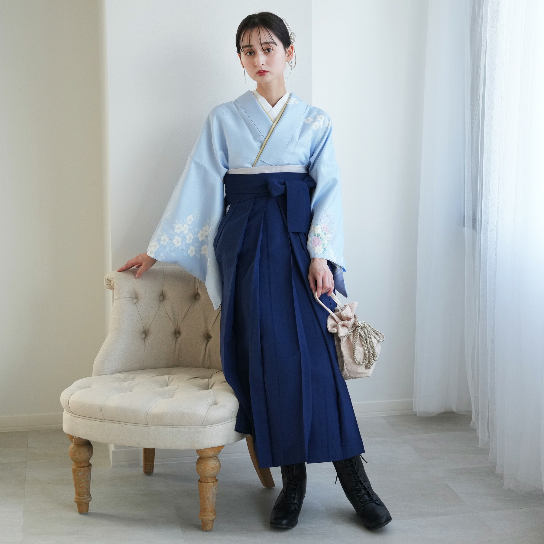 【レンタル】【袴 18点セット 淡い水色に椿と桜】訪問着 着物 はかま フルセット 卒業式 教員 教職員 先生 大学生 専門学生 レディース 女性袴91cm（身長153-158cm）ブーツ着用時165cmまで適応 足袋プレゼント 往復送料無料｜utatane