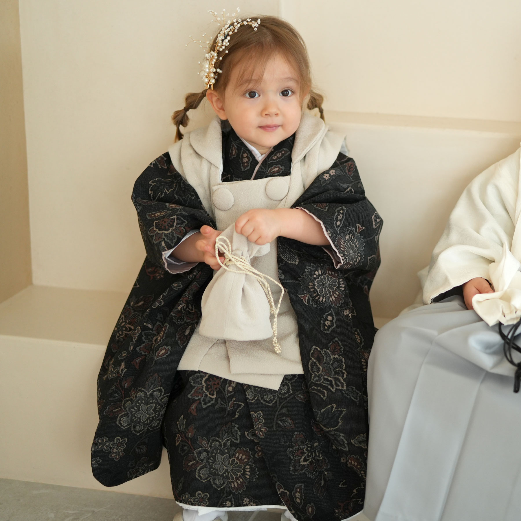 【レンタル】七五三 着物 3歳 utatane 七五三セットフルセット 花 被布セット ベージュ系 子供 kids 墨黒 ちりめん コットン 花柄 唐花 三歳 三才 女の子 着物 被布 長襦袢 腰紐 巾着 草履 足袋 ヘアアクセ 三つ身 往復送料無料 85cm-95cm前後