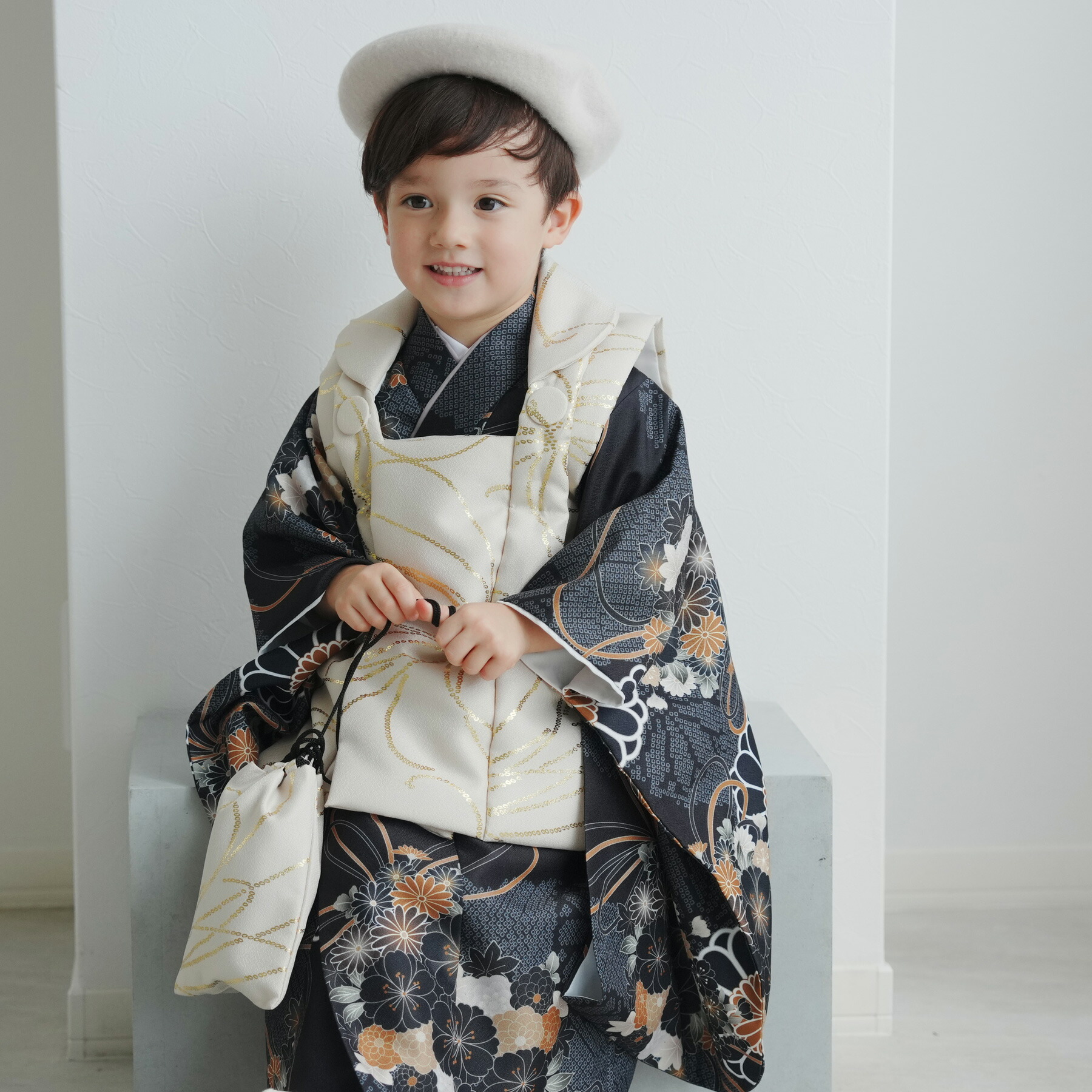 【レンタル】【ひよこ商店 kids 七五三 着物 3歳 男の子 ベレー帽つき被布フルセット ベージュ金彩×墨黒の菊重ね】 人気着物ブランドの七五三お祝い着セット レトロ 大正浪漫 三歳 三才 男子 男児 記念撮影 新品足袋プレゼント 往復送料無料◆2025年11～12月予約空きなし◆