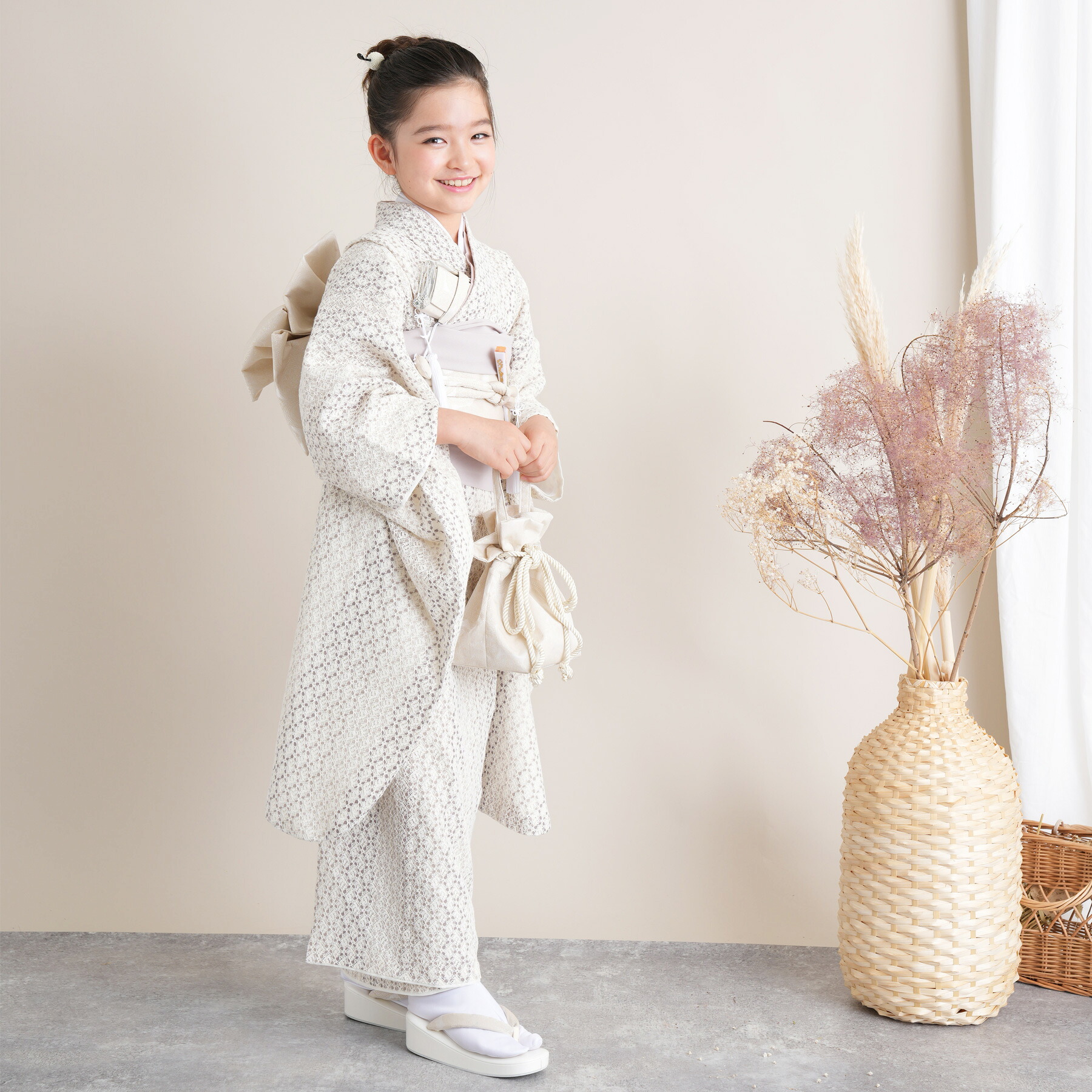 【レンタル】 七五三セット utatane 120cm-135cm前後 七五三 7歳 着物 フルセット レース 四つ身 白系 子供 kids ホワイト グレー レース 透け 着物 作り帯 志古貴 ハコセコ 草履 バッグ 七歳 七才 7歳 ニュアンスカラー 祝い着 撮影 往復送料無料｜utatane