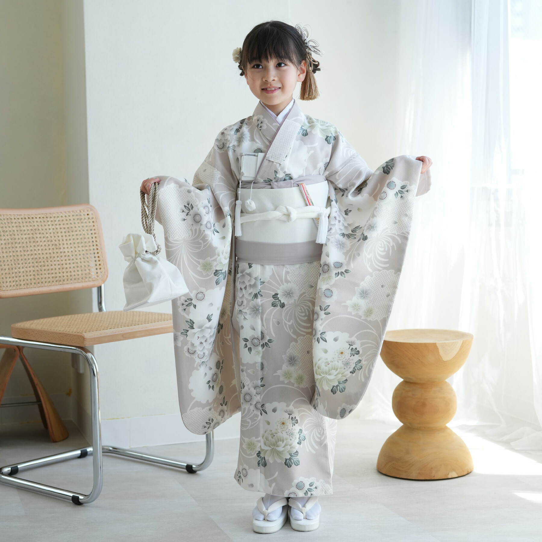 【レンタル】【ひよこ商店 七五三 着物 7歳 女の子 四つ身　グレージュ雪輪】着物セット 子供 kids 四つ身 お祝い着 記念撮影 七歳 七才　女の子 女児 着物 日本製作り帯 長襦袢 志古貴 ハコセコ 草履 バッグ びら簪 足袋 120cm-135cm前後　往復送料無料