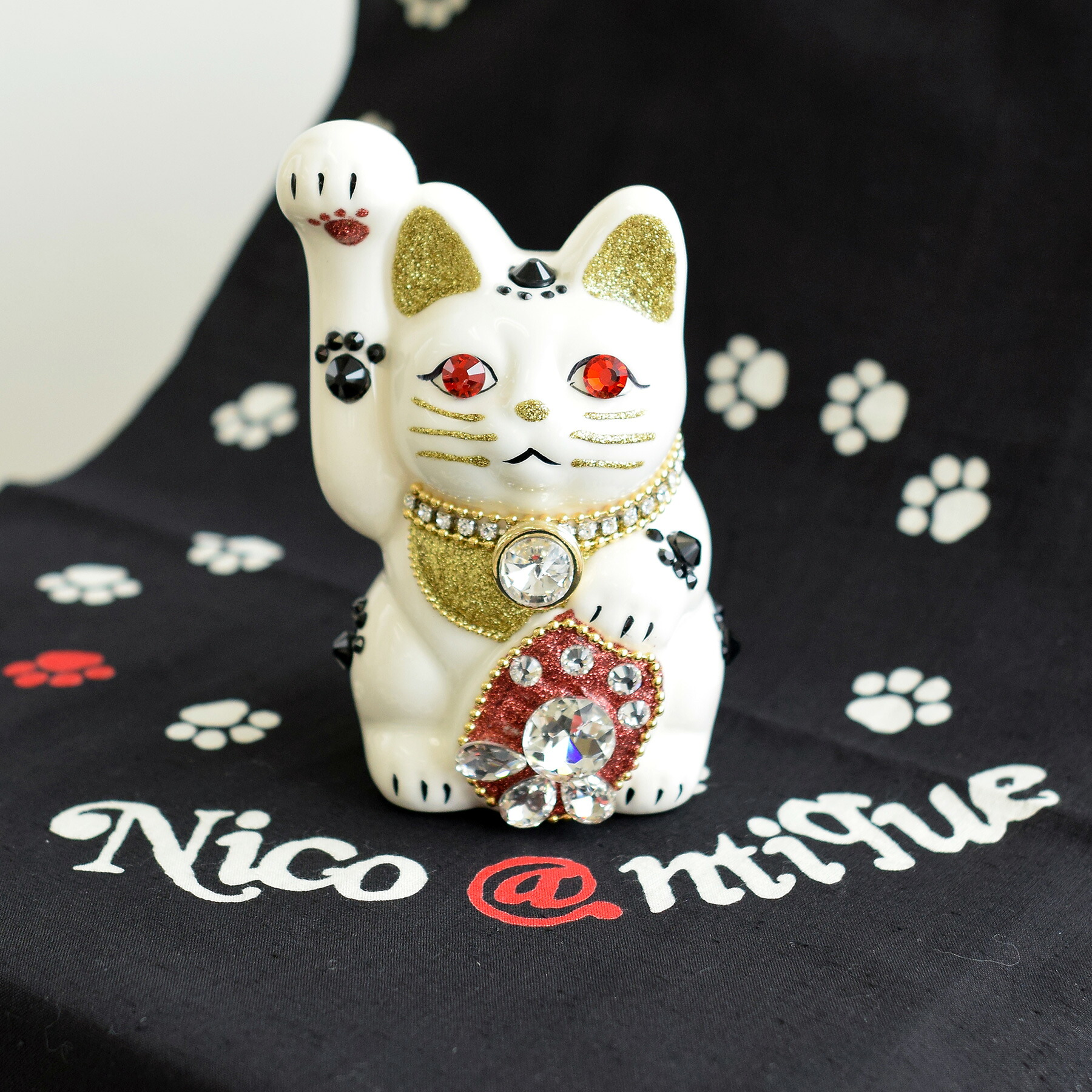 【ニコアンティーク×ご縁猫 招き猫 ねこ球助＋注染手ぬぐいセット】手染め 手拭い 4号 白 右手上げ 日本製 陶器 置物 オブジェ 幸運 開運 招福 商売繁盛 千客万来 風水 職人 ブランド ハンドメイド ラッキーキャット ウェルカムキャット 開店祝い 還暦
