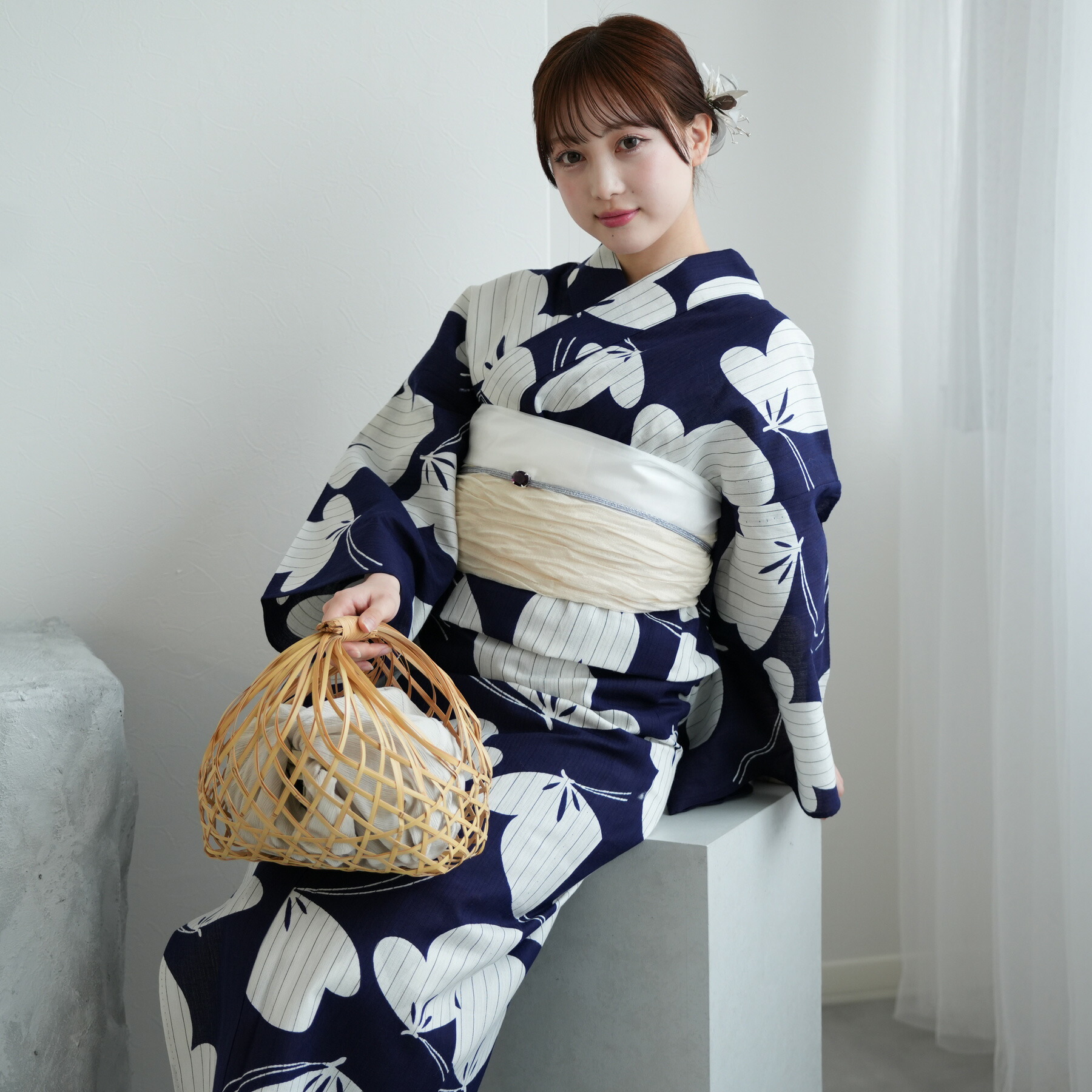 【utatane×注染工房 日本製小幅生地使用 浴衣3点セット 等間しじら　紺地に紋白蝶】特選シリーズ 注染 本染め にじみ 手染め ぼかし フリーサイズ 浴衣セット（ゆかた・帯・下駄）ですぐお出かけ 日本製 国産 手縫い併用国内縫製 奈良の職人さんの手染め