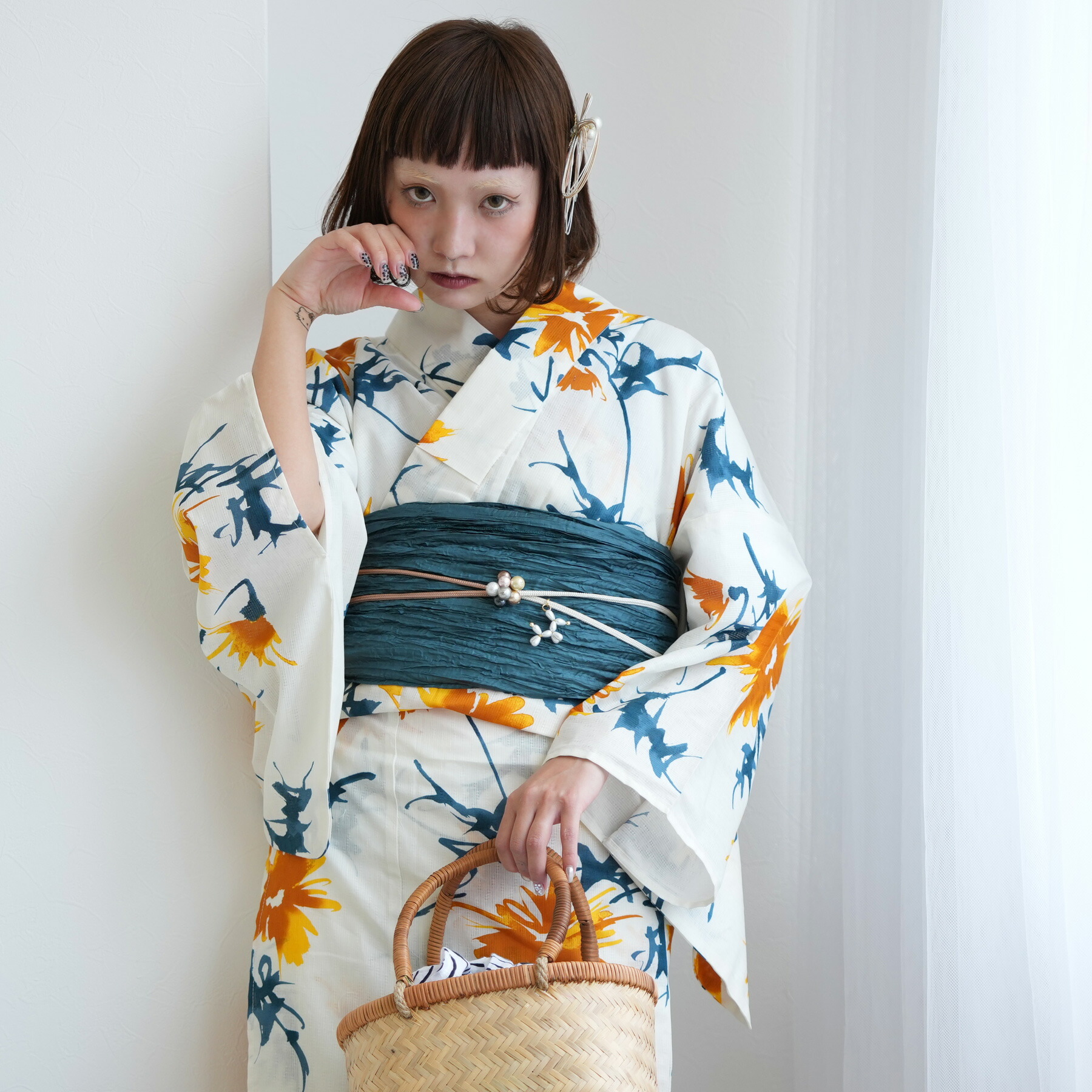 【ニコアンティーク 高級変わり織 浴衣3点セット 白地にはじける黄色のあざみ】みんなと違う浴衣を着よう！個性派きものブランドNicoAntique フリーサイズ 浴衣セット（ゆかた・帯・下駄）ですぐお出かけ レトロ 国産生地 国内染色