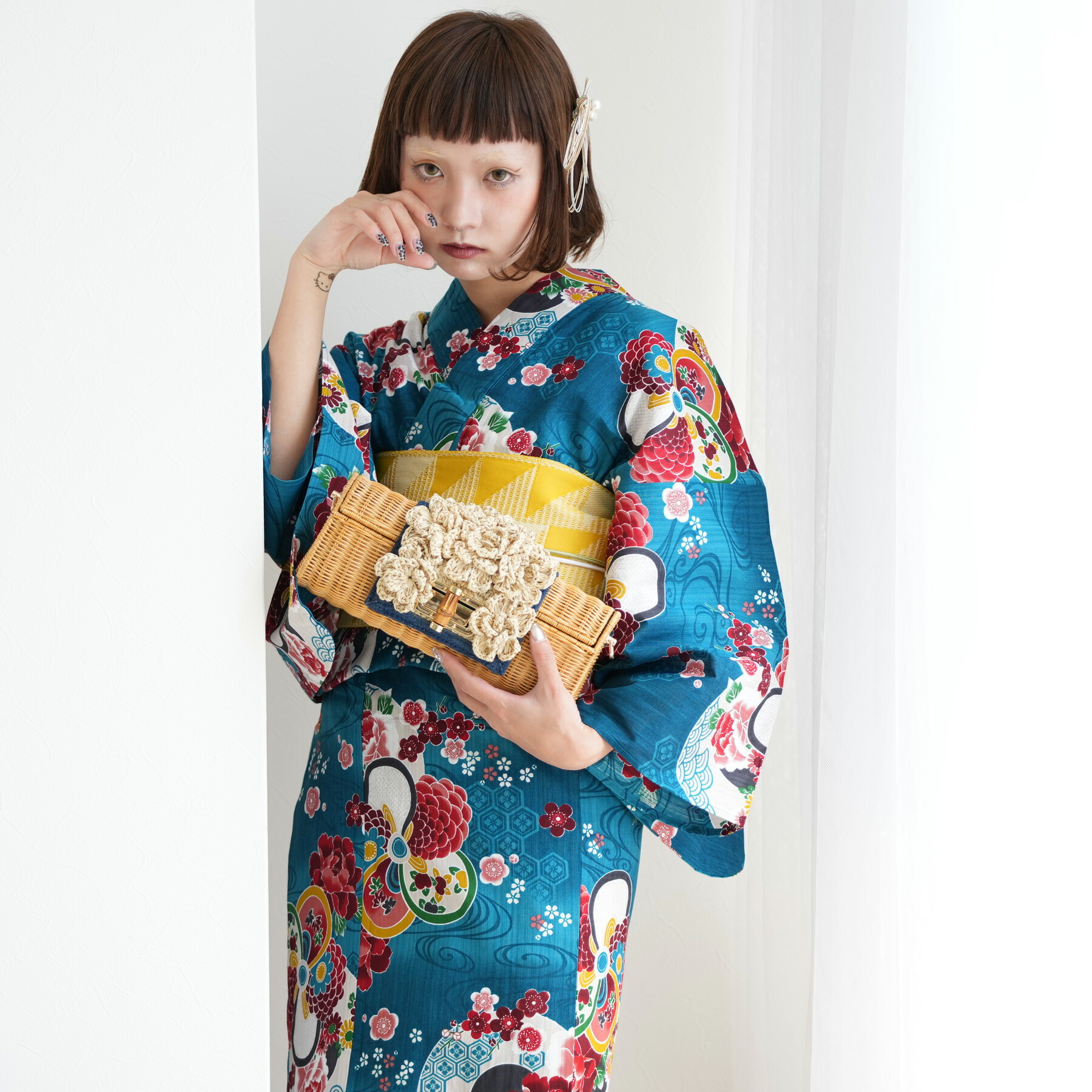 青い着物の女性の陶器 あおき【C-2338-2】江戸小紋 青碧色 幾何文（反端付）（N