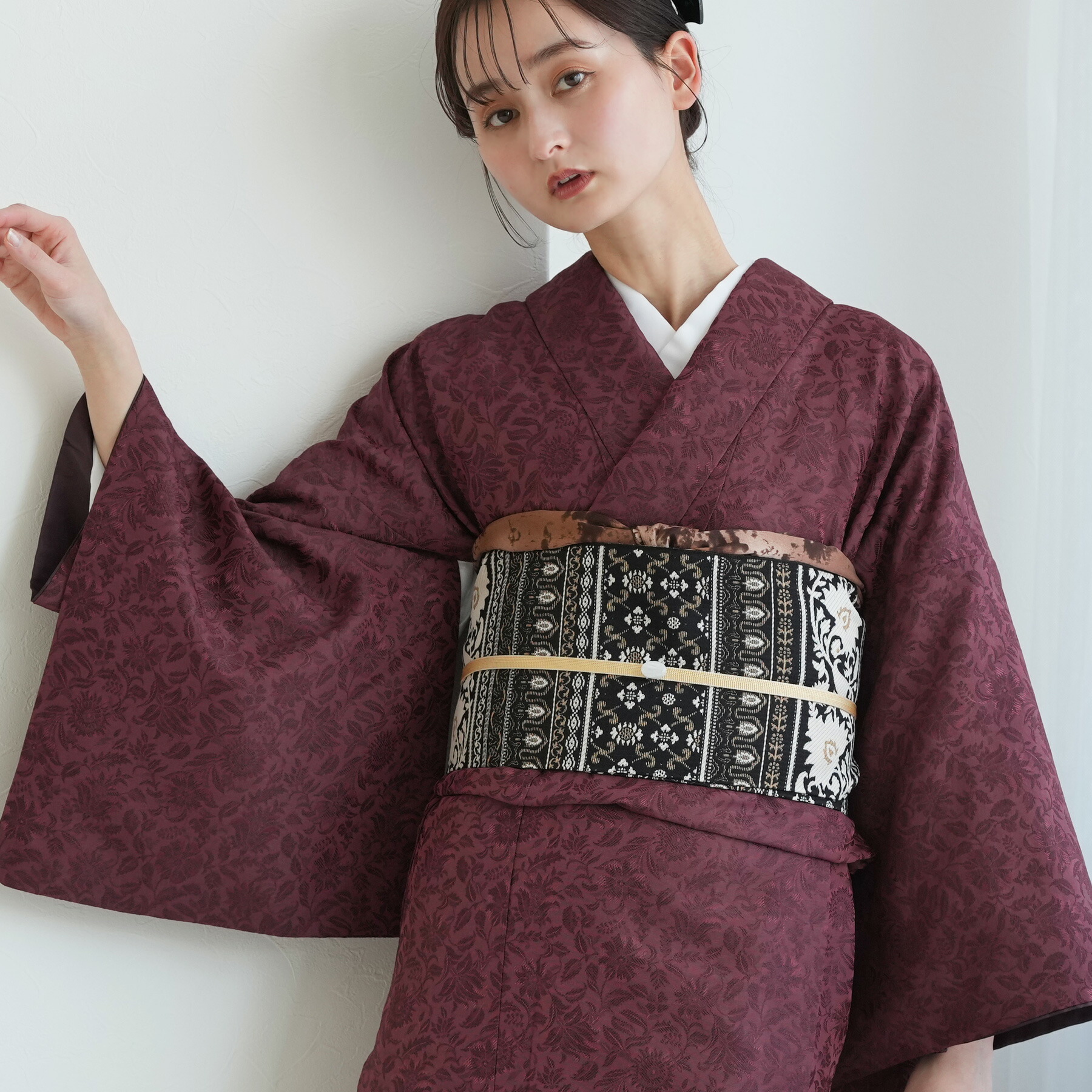 【utatane 日本製 ファブリック着物 更紗ジャガード・花唐草 ダークレッド】 着物単品 国産 袷着物 小紋 フリーサイズ レディース 女性 七五三 ママ 母 家族撮影 記念写真 ファミリーフォト 国産生地 春 秋 冬 お洒落着 カジュアル お仕立て上がり|utatane