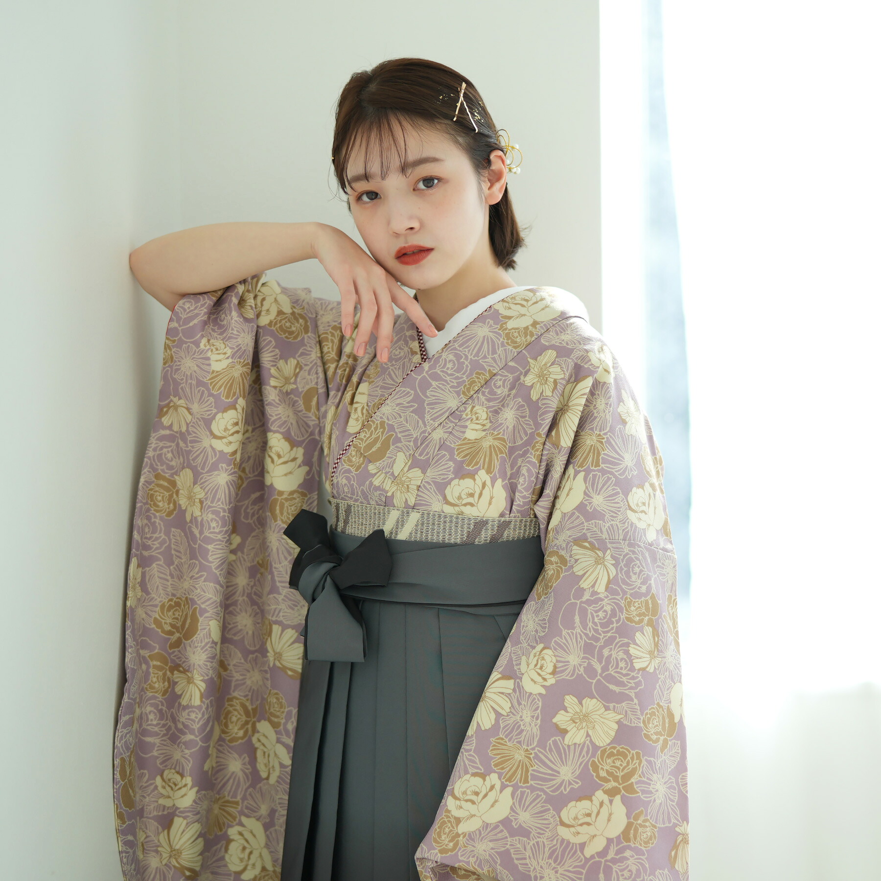 【リサイクル着物セット】2尺袖着物 袴 2点セット ひよこ商店 袴91cm（身長153-158cm） 袴セット 卒業式 大学生 着物 女性 重ね衿縫い付済 中古 USED 販売 着物と袴の2点セット 謝恩会 花柄 ピンク くすみカラー バラ 椿