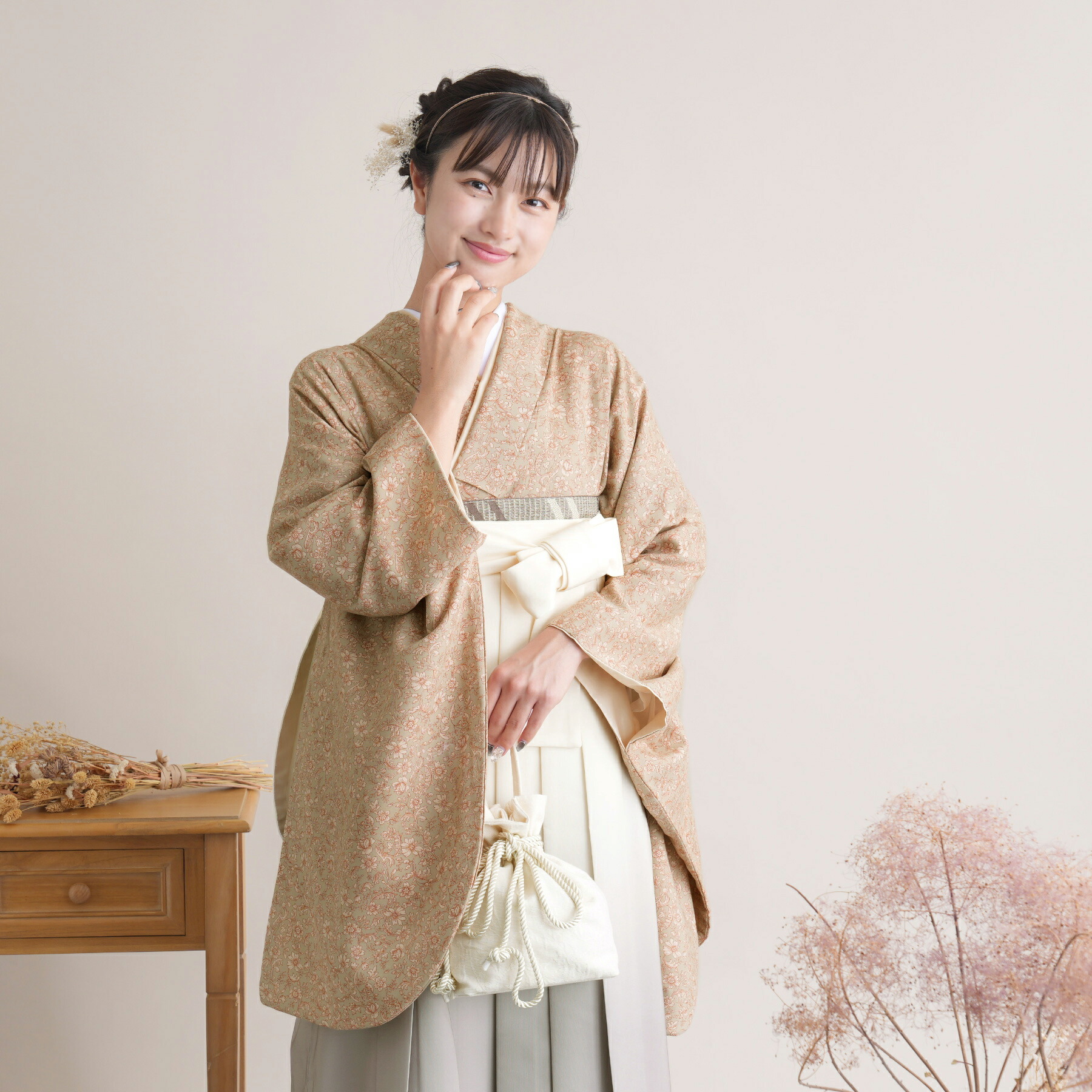 【リサイクル着物セット】2尺袖着物 袴 2点セット utatane 袴91cm（身長約153-158cm） 袴セット 卒業式 大学生 着物 女性 重ね衿縫い付済 中古 USED 販売 着物と袴の2点セット 謝恩会 ベージュ ボタニカル