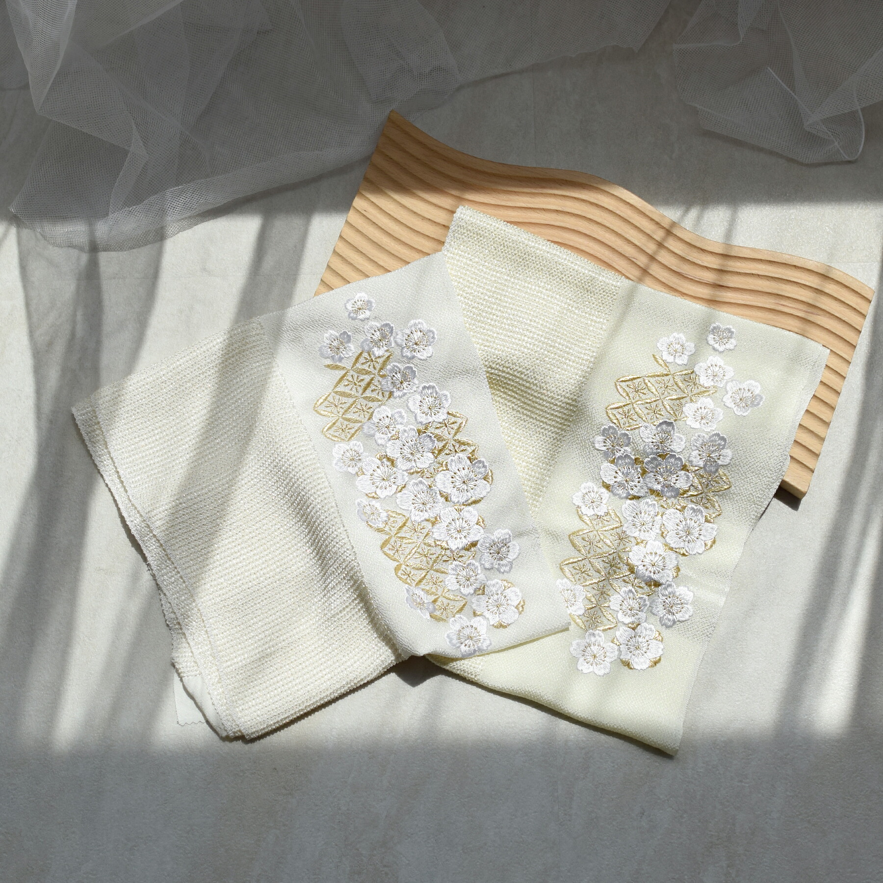 411z30〇振袖 地紋 刺繍 花 オフホワイト〇美品 成人式 結婚式 十三参り 411z30〇振袖 地紋 刺繍 花 オフホワイト〇美品 成人式 結婚式 十