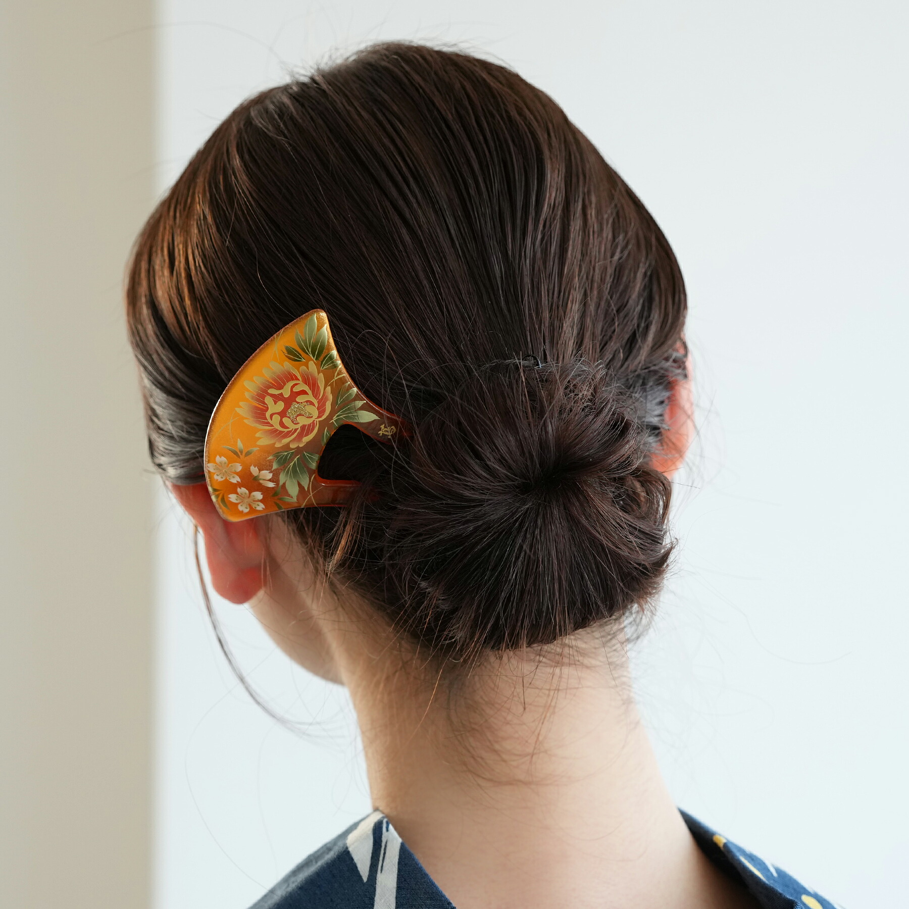 【蒔絵かんざし 琥珀色金彩 牡丹】日本伝統漆工芸／手描き蒔絵ヘアアクセサリー 透け感のあるべっ甲のような飴色
