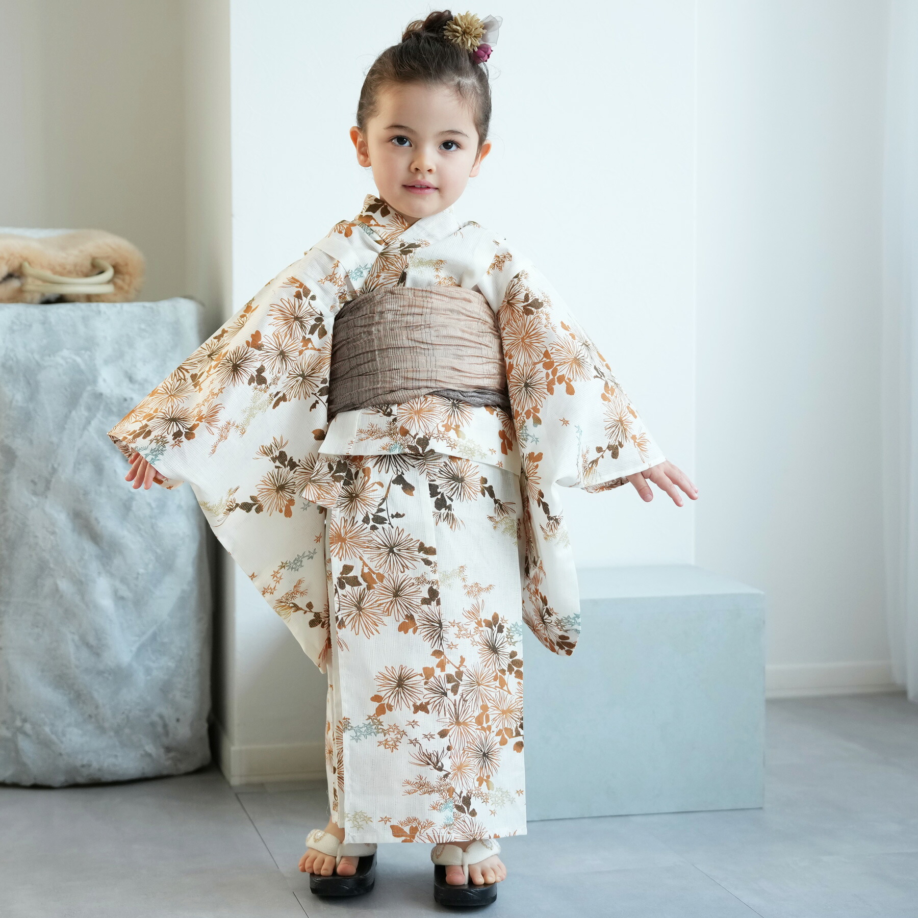【ひよこ商店 kids 高級変わり織 子供浴衣3点セット 女の子 きなりに琥珀色の連なる小菊】 人気着物ブランドの昭和レトロくすみカラー こども浴衣セット ( ゆかた・帯・下駄 ) 3歳 4歳 5歳 6歳 7歳 8歳 9歳 10歳 レトロ キッズ 国産生地 国内染色