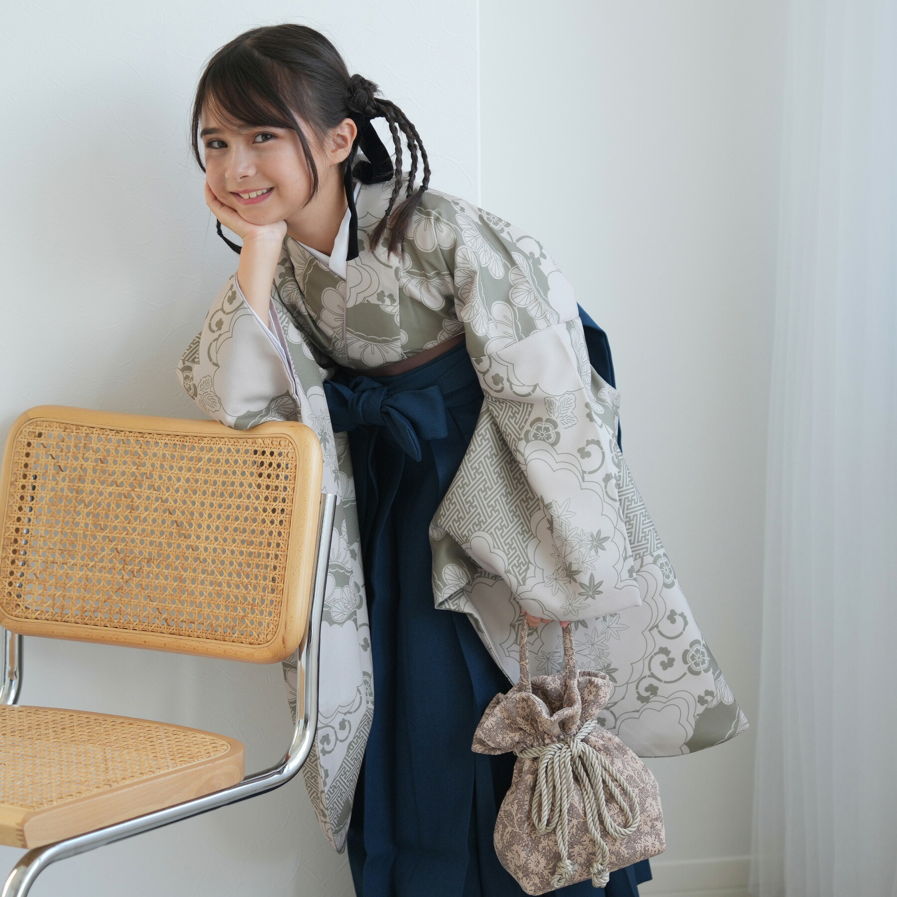 【ひよこ商店 ジュニア 袴 2点セット モスグリーン松文様】 二尺袖着物 はかま 着物セット 販売 卒業式 小学生 小学校 低身長さん 子供 キッズ 女子 袴83cm（身長138-145cm）袴87cm（身長145-152cm） 重ね衿縫い付済｜utatane