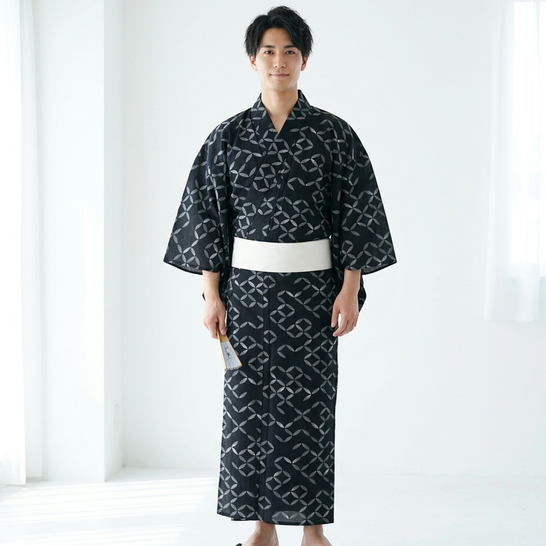 【20％OFF】2026新作【高級変わり織 メンズ 浴衣3点セット 黒地にレトロ七宝】男 紳士 男性 選べるM/Lサイズ 日本製角帯 浴衣セット（ゆかた・帯・下駄）ですぐお出かけ 古典柄 レトロ 上質 国産生地 国内染色｜utatane
