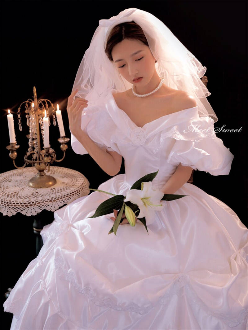 ウェディングドレス 二次会 ウエディングドレス レトロ婚 花嫁 サテン 純白 昭和風写真 前撮り フォトウェディング 結婚式 リゾート ブライダルドレス お誕生日 演 シック 個性 80年代｜映せば 店