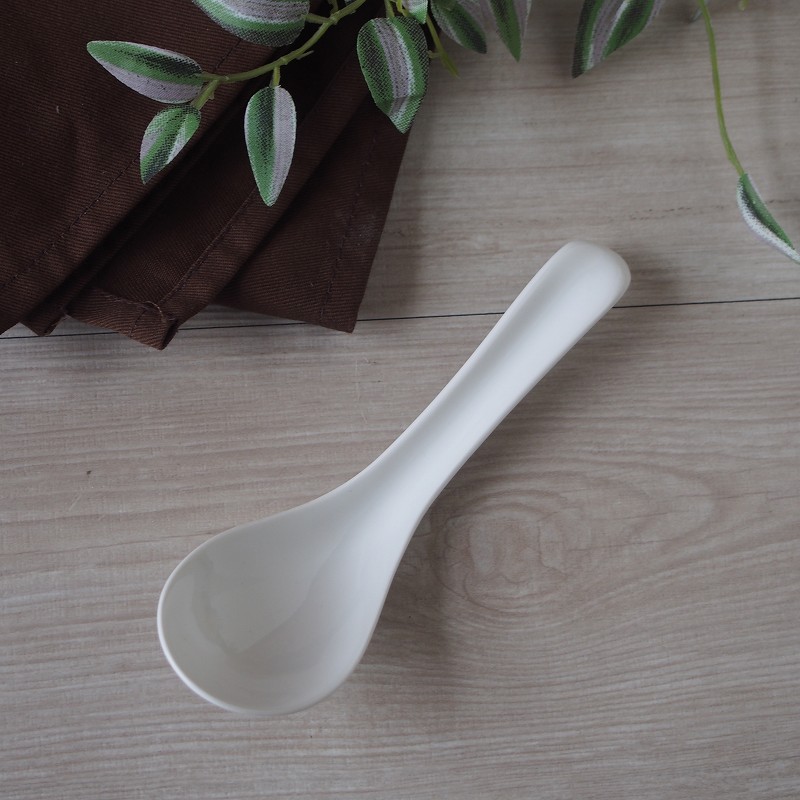 楽天市場 一級品 おしゃれ レンゲ 薄くて食べやすいチャーハンレンゲ 強化磁器 ラーメン レンゲ 蓮華 薄い 口当たりがいい チャーハン リゾット ドリア スプーン セラミック 陶器 磁器 白 れんげ おうち時間 すくいやすい 器彩人