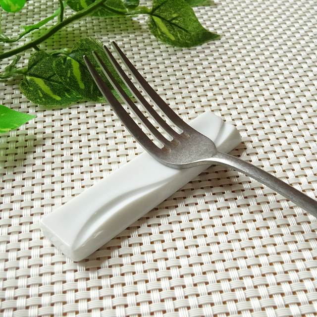 楽天市場 カトラリーレスト カレント 白磁 2本用スプーンレスト ナイフレスト フォークレスト 箸置き 箸おき ナイフフォーク 洋食器 白 白い食器 レストラン 業務用 おしゃれ オシャレ カフェ おうちカフェ おうち時間 器彩人