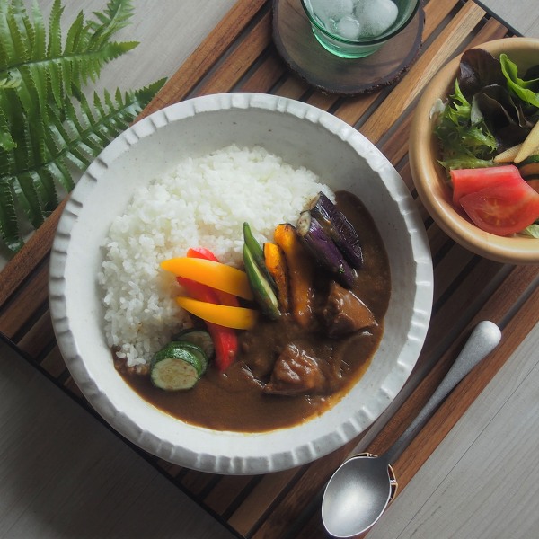 楽天市場 カレー皿 粉引 8寸深皿 白釉ヒダ 食器 カレーライス 汁なし担々麺 まぜそば 丸皿 おしゃれ オシャレ 美濃焼 おうち時間 テーブルウェア器彩人うつわさいと