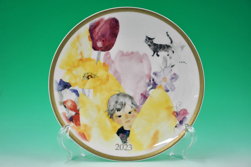 いわさき ちひろ<BR>2023イヤーズプレート（２１ｃｍ）<BR><BR>御祝/内祝/プレゼント/ギフト/贈り物/<BR>誕生日/バレンタイン/ホワイトデー/お洒落<BR>母の日/父の日/クリスマス/記念品/人気<BR>イヤリー/在庫限り/【日本製】/ [MADE IN JAPAN]