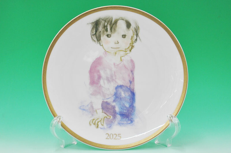 今年も発売開始！！<BR>いわさき ちひろ<BR>2025イヤーズプレート（２１ｃｍ）立てひざの少年<BR><BR>御祝/内祝/プレゼント/ギフト/贈り物/誕生日/バレンタイン/ホワイトデー/母の日/父/クリスマス/記念/可愛い/人気/イヤリー/鳴海製陶/ナルミ/NARUMI【日本製】MADE IN JAPAN