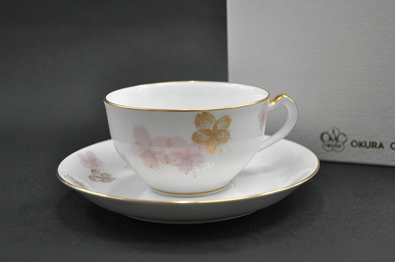 大倉陶園 [桜続きもの]\u003cBR\u003e初必要経費桜 優勝杯\u0026平円盤\u003cBR\u003e(1客/碗皿)【貨物輸送無料】\u003cBR\u003e\u003cBR\u003e差し上げ物/差し上げ物/差し上げ物/生まれ落ちる日/母の日/父の日/敬老/クリスマス/御祝/お祝/内祝/祝する/おすすめ/窈窕たる/一般受け/珈琲優勝杯/平円盤/【日本製】
