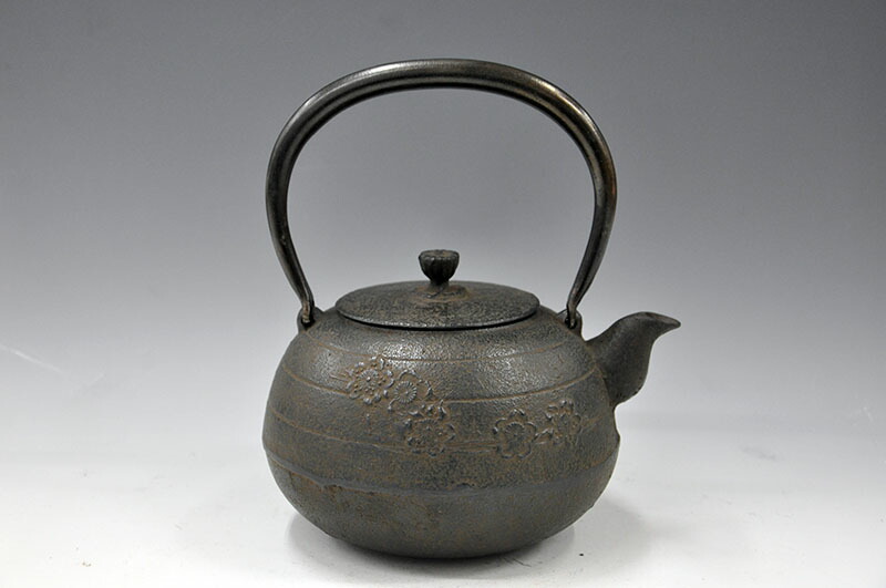 未使用品、供箱付　南部鉄器伝統工芸士　佐藤勝芳南部宝寿堂　姥口糸目　南部鉄瓶 6faa1e3a7aa64b1b4e9206d4d533d1