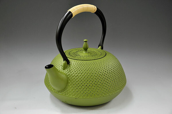 送料無料 南部鉄瓶算玉型 霰 アラレ 藤巻 緑 1 6リットル膳 抹茶 緑 カラー鉄瓶 南部鉄器 鉄瓶 日本製 Mpgbooks Com