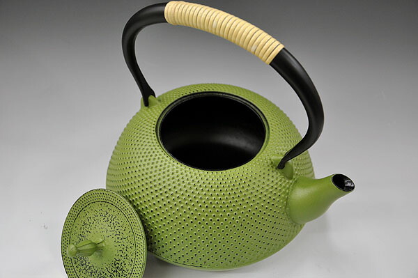 送料無料 南部鉄瓶算玉型 霰 アラレ 藤巻 緑 1 6リットル膳 抹茶 緑 カラー鉄瓶 南部鉄器 鉄瓶 日本製 Mpgbooks Com