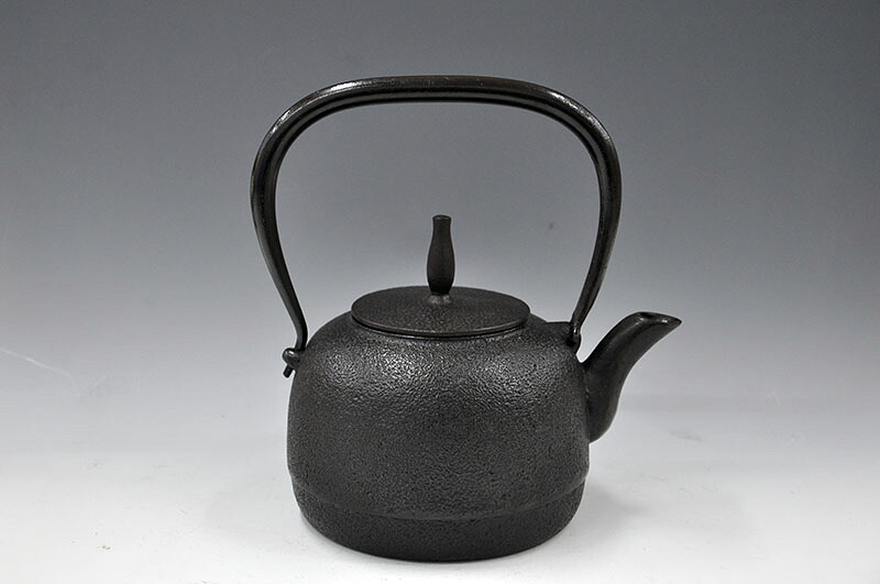 【送料無料】南部鉄瓶 【佐秋　なつめ/肌】１.２リットル [南部鉄器][鉄瓶][日本製][佐秋鋳造所]