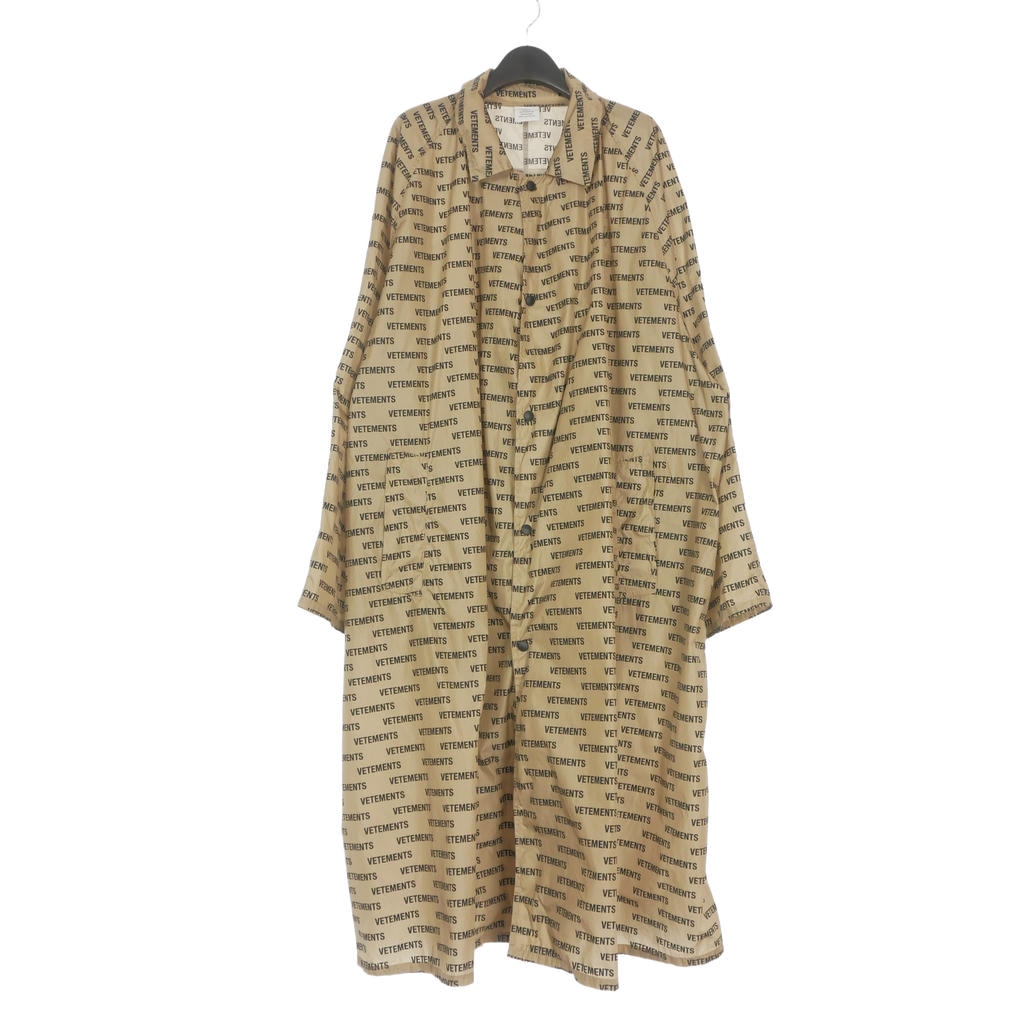 【中古】ヴェトモン ベトモン VETEMENTS MONOGRAM RAINCOAT ロゴ総柄 ナイロン ロングコート レインコート 0 ベージュ UAH19JA301 メンズ 【ベクトル 古着】 260720|VECTOR×Refine