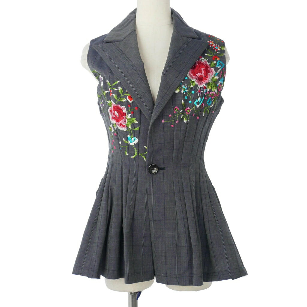 【中古】ジュンヤワタナベ JUNYA WATANABE コムデ給仕 AD1996 すべり出し お花刺しゅう より良い ジレ ノースリーブ上衣 ペプラム 読み合わせる柄 薄墨色 JV-100050 レディース 【ベクター 古着】 260417