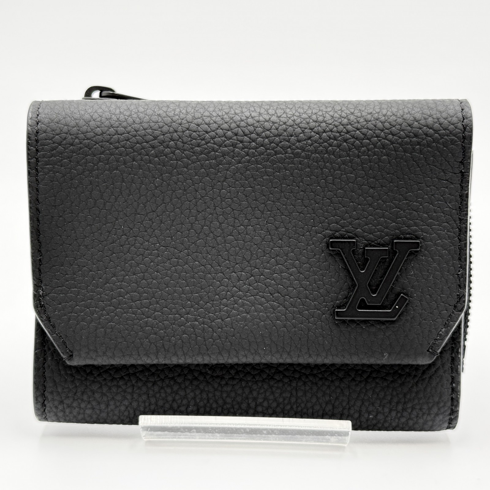 LOUIS VUITTON（ルイ・ヴィトン）ポルトフォイユ・パイロット 三つ折り財布 コンパクトウォレット トリヨンレザー ブラック LVロゴ メンズ 55,680円