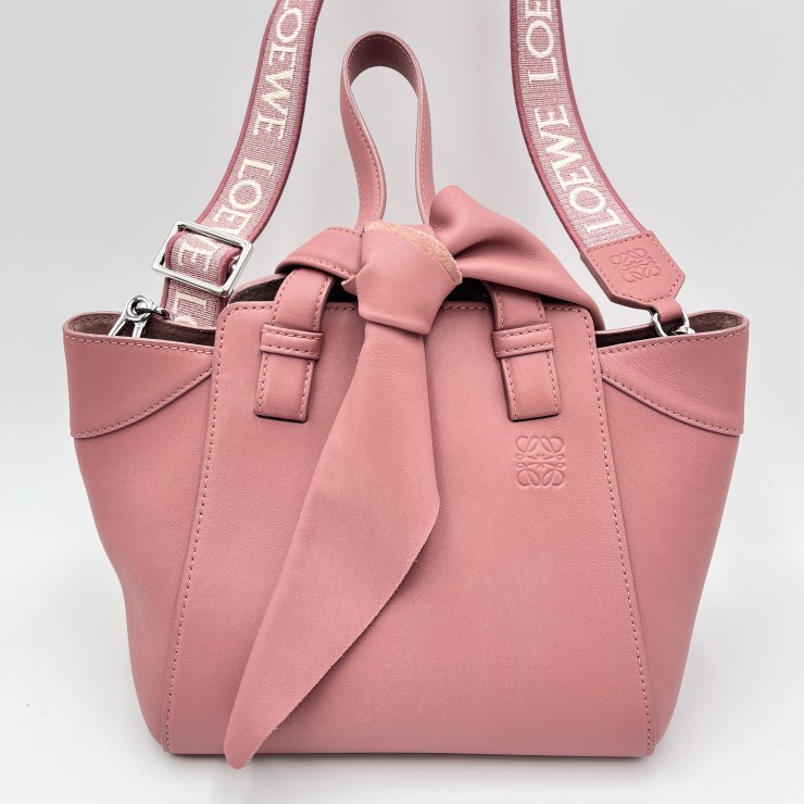 LOEWE（ロエベ） ハンモックバッグ ハンドバッグ ショルダーバッグ 2WAY ピンク レザー ロゴストラップ シルバー金具 【中古】｜VALORA Vintage Tokyo 店