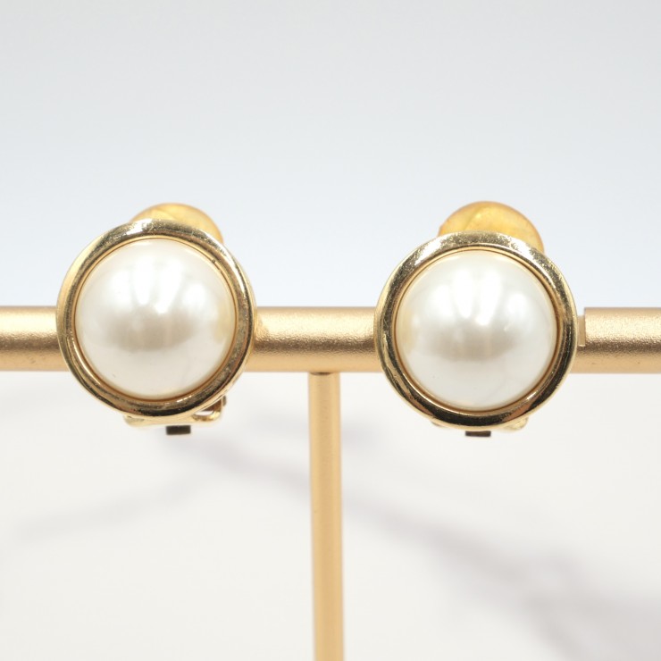 Christian Dior（クリスチャン・ディオール） ヴィンテージ イヤリング フェイクパール ゴールドカラー ラウンド レディース【中古】｜VALORA Vintage Tokyo 店