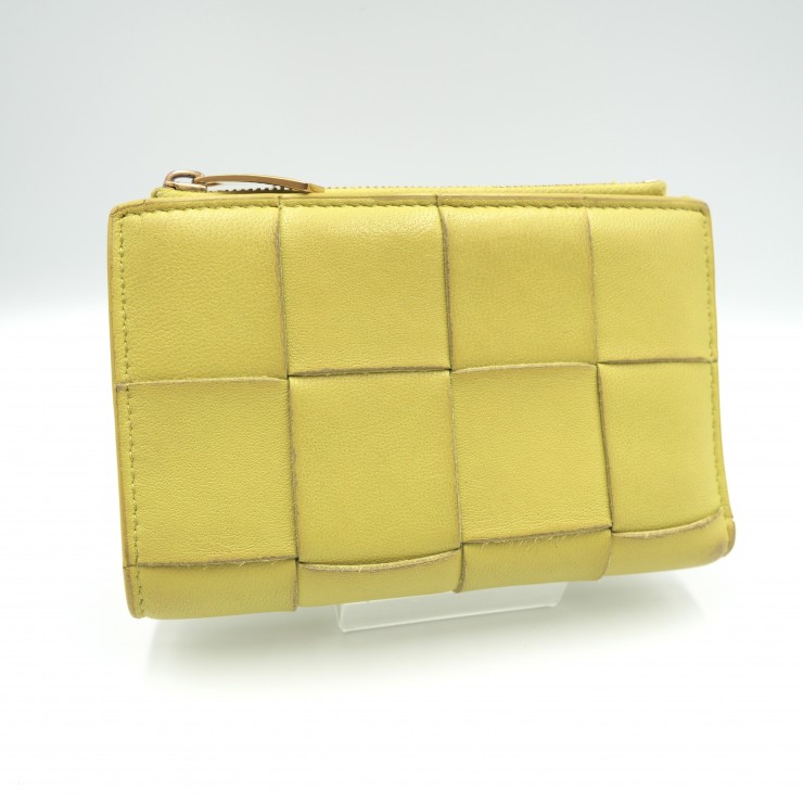 BOTTEGA VENETA（ボッテガ・ヴェネタ）カセット 二つ折り財布 コンパクトウォレット マキシイントレチャート イエロー レザー ゴールド金具 レディース【中古】｜VALORA Vintage Tokyo 店 26,995円