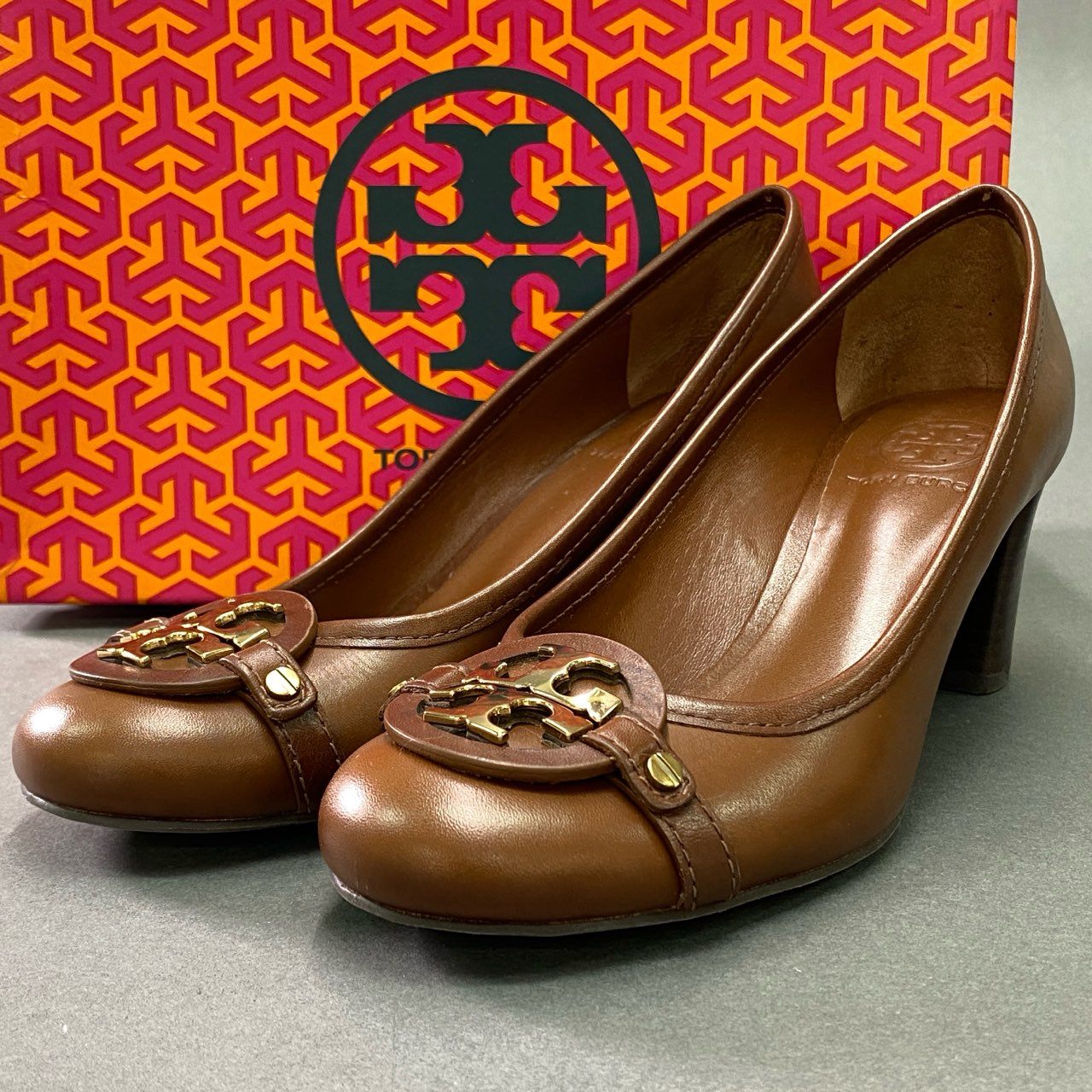 美品　試着程度　Tory Burch パンプス　エナメル　ストラップ　黒 美品試着程度Tory Burch パンプスエナメルストラップ黒