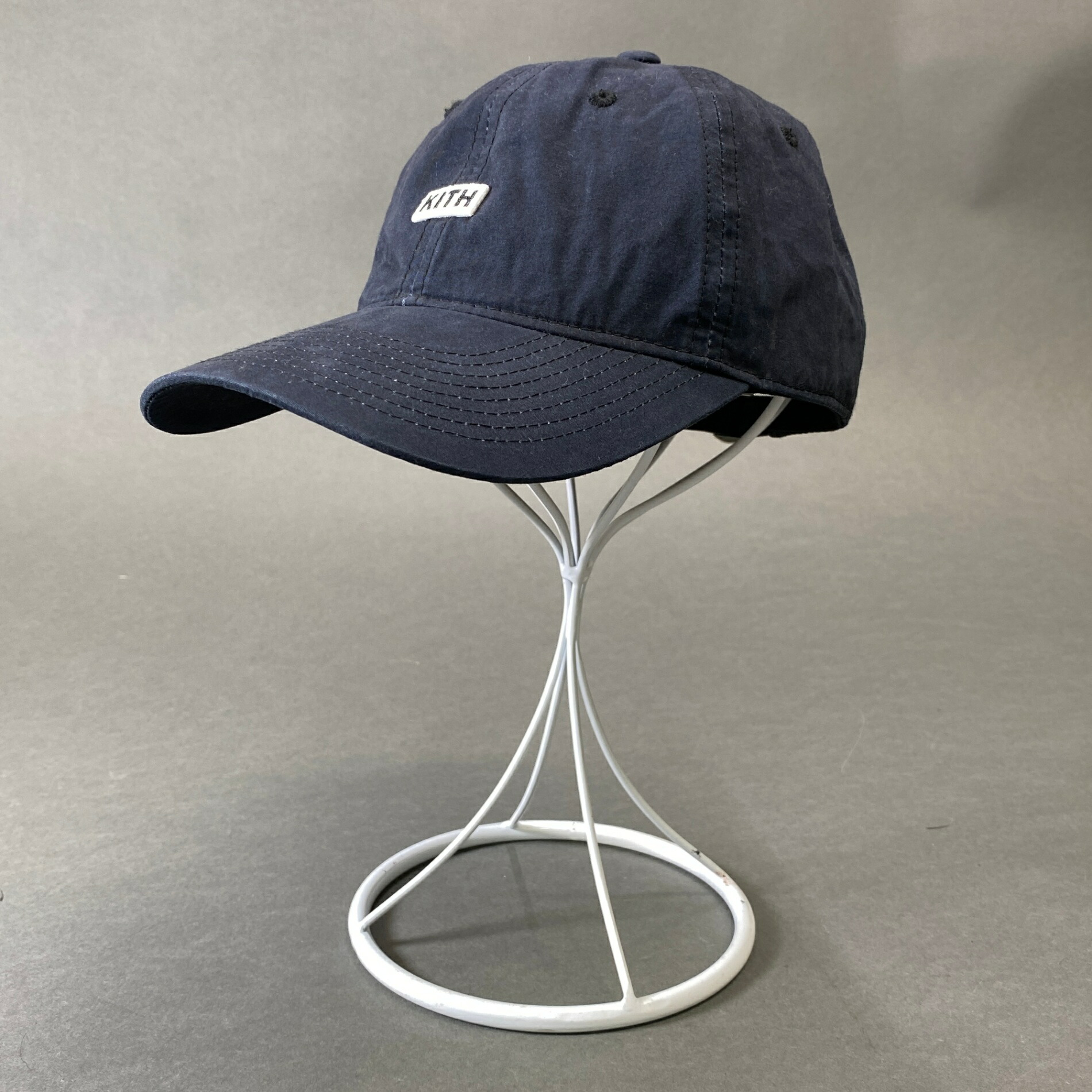N.Y.本店で購入！KITH ネイビー フラットブリムキャップ M me ネイビー（紺）系 KITH NYC(キスニューヨークシティ) 帽子