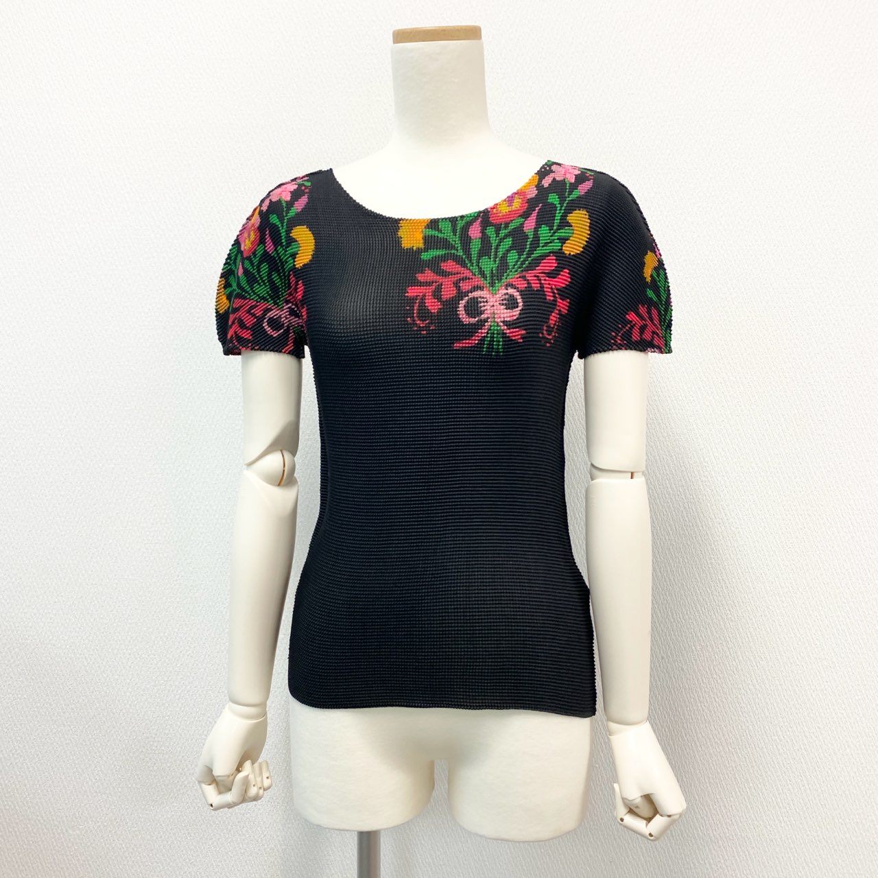 《美品》ISSEY MIYAKE me イッセイミヤケ ミー ワッフルプリーツカットソー 半袖カットソー 花柄 MI03FK276 F 黒いこと マルチ色合い レディースu02t中古