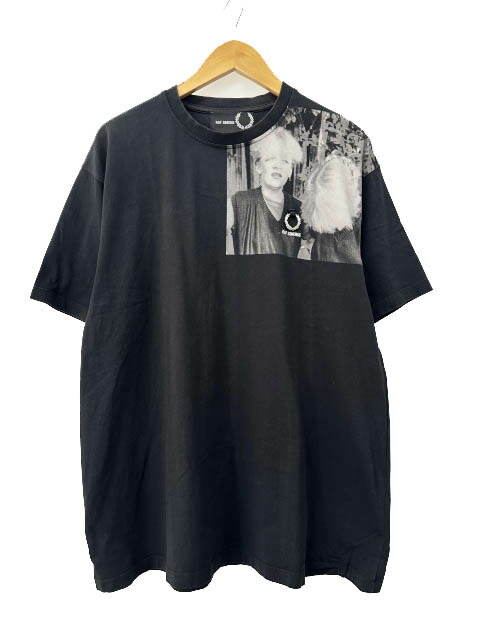 【中古】ラフシモンズ RAF SIMONS ×FRED PERRY フレッドペリー 19AW SHOULDER PRINTED T-SHIRT ロゴタイプ 肩先 プッディングテッド 半袖 ティーシャツ SM7063 M 黒黒いこと ブランド名古着ベクター 中古260514 メンズ