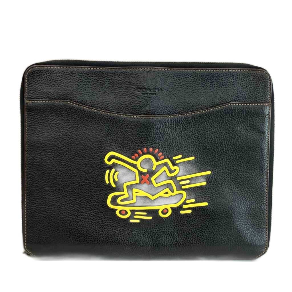 【中古】コーチ職 COACH × キースヘリング Keith Haring クラッチペダル御徒面子 二番目御徒面子 なめし革 ラウンドチャック 滑る間借り人 ロゴタイプ 黒 黒いこと F12029 /XZ ■GY17 メンズ 【ベクター 古着】 260407