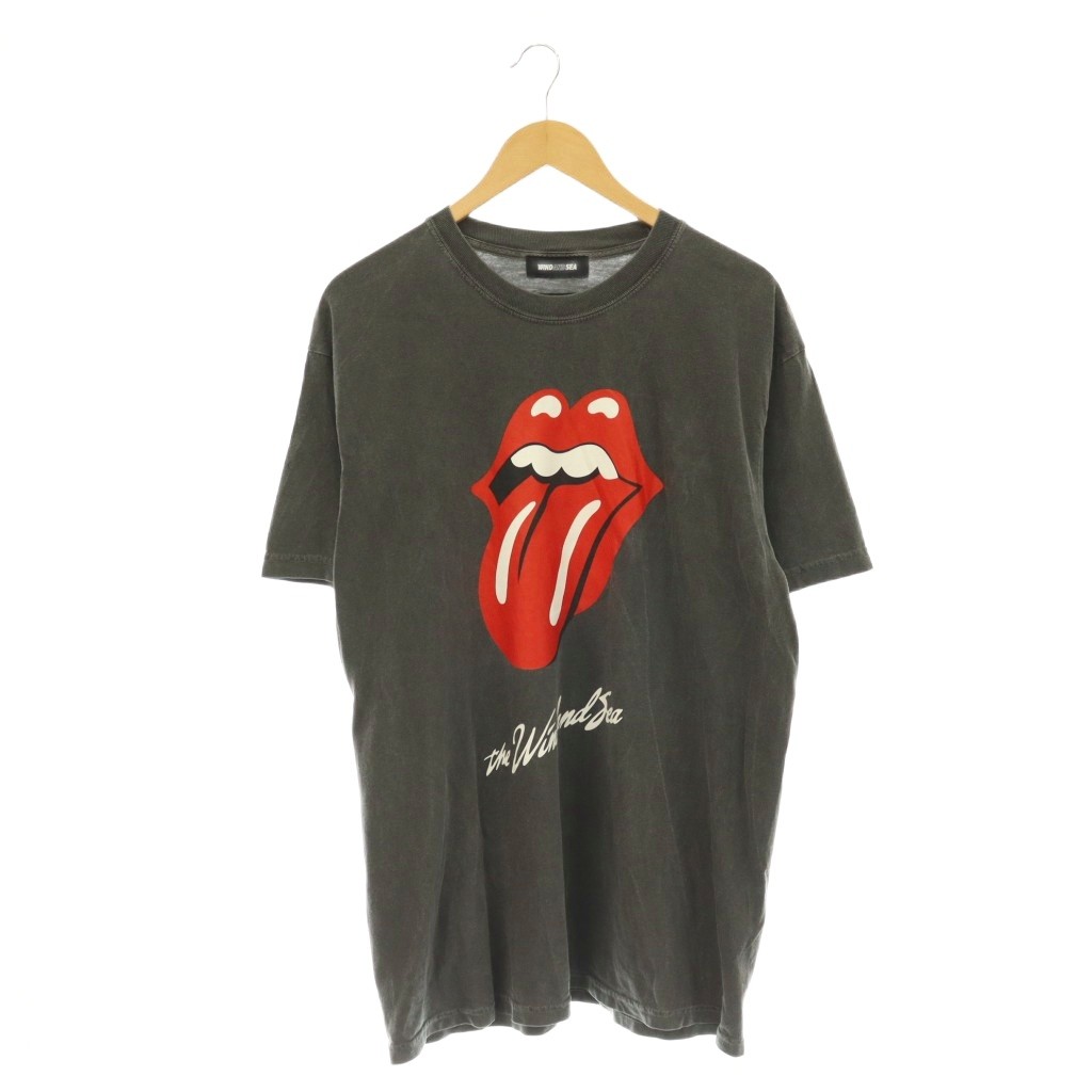 【中古】ウィンダンシー WIND AND SEA Tongue \u0026 Lips S/S Tee ティーシャツ×THE ROLLING STONES ティーシャツ 刷り上げる 労働者の一団のど首 半袖 L 濃灰色 /HS ■os ■SH メンズ 【ベクター 古着】 260527