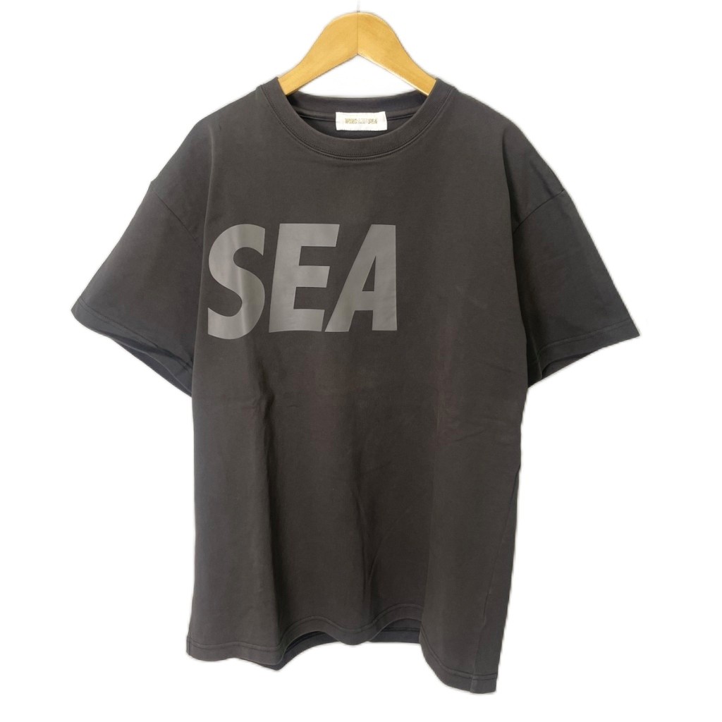 【中古】ウィンダンシー WIND AND SEA SEA S/S T-SHIRT ティーシャツ カットソー ロゴタイプ刷り上げる 労働者の一団のど首 半袖 WDS-SEA-22S-02 M 薄墨色 メンズ 【ベクター 古着】 260511 Tシャツ・カットソー-メンズファッション
