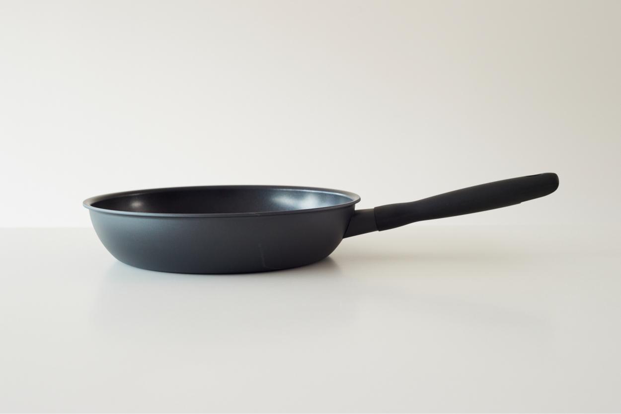 フライパン 26cm ブラック IH対応 ガス火対応 ノンスティック加工 こびりつきにくい 軽量 高耐久 均一加熱 使いやすい おしゃれ キッチン用品 調理器具 毎日使い シンプルデザイン キッチン用品 新生活 一人暮らし
