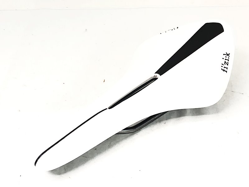 【中古】フィジーク FIZIK アリオネ R3 公々然たる キウム ARIONE R3 OPEN KiUM サドル【引き下げ】