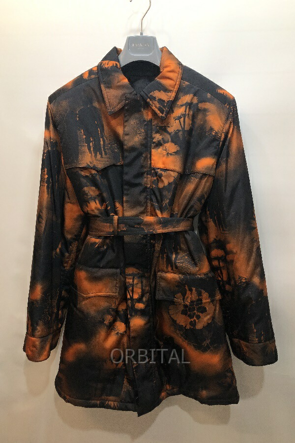 【中古】経堂) プラダ PRADA グラフィック トレンチコート 22AW RE-NYLON サイズXS オレンジ ブラック メンズ 人気アイテム｜ベリーグッドストア