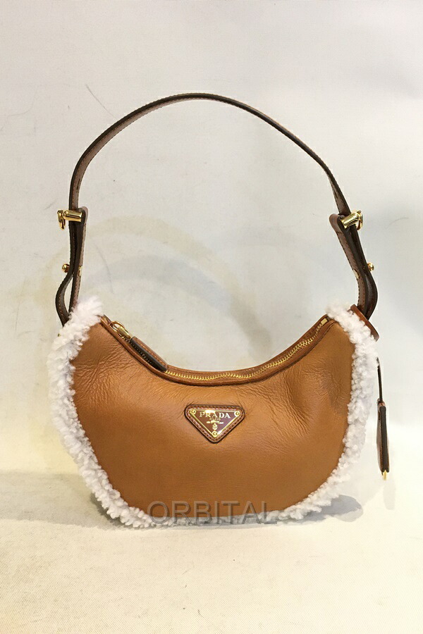 【中古】双生児玉)プラダ  PRADA  アーケ スモール なめし革 ショルダーバッグ 羊肉 1BC194 通貨価値484,000円 極美品