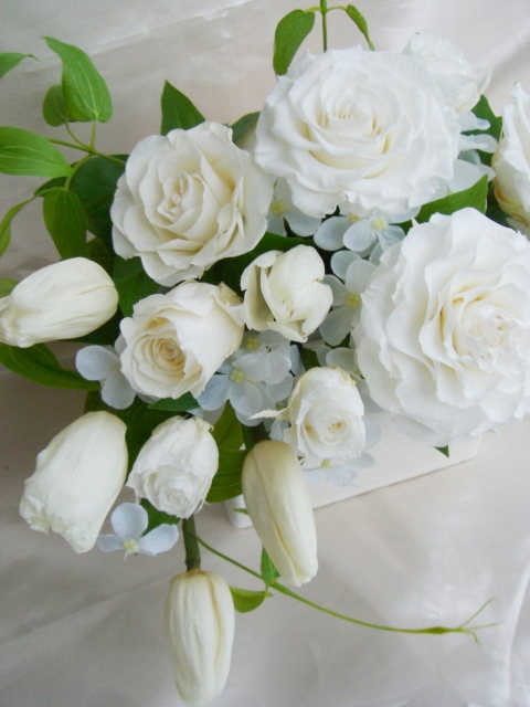 楽天市場 ブーケブラン Buquetblanc 清楚で可憐そしてゴージャスな白いチューリップとバラのアレンジ プリザーブドフラワー Pw イタリアギフトvigo