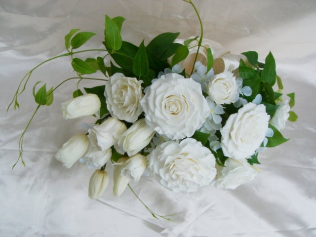 楽天市場 ブーケブラン Buquetblanc 清楚で可憐そしてゴージャスな白いチューリップとバラのアレンジ プリザーブドフラワー Pw イタリアギフトvigo